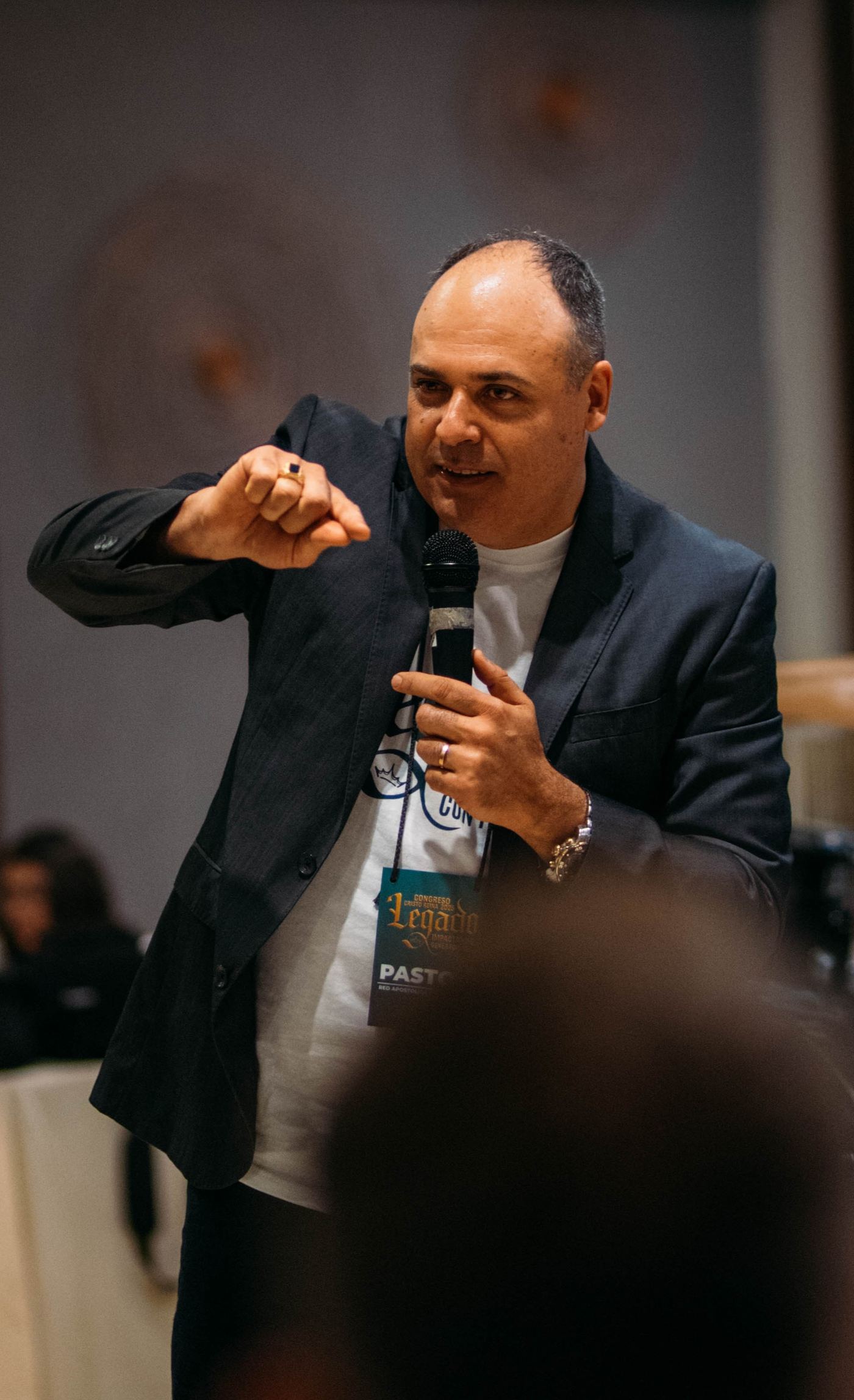 Fernando Aragón predicando